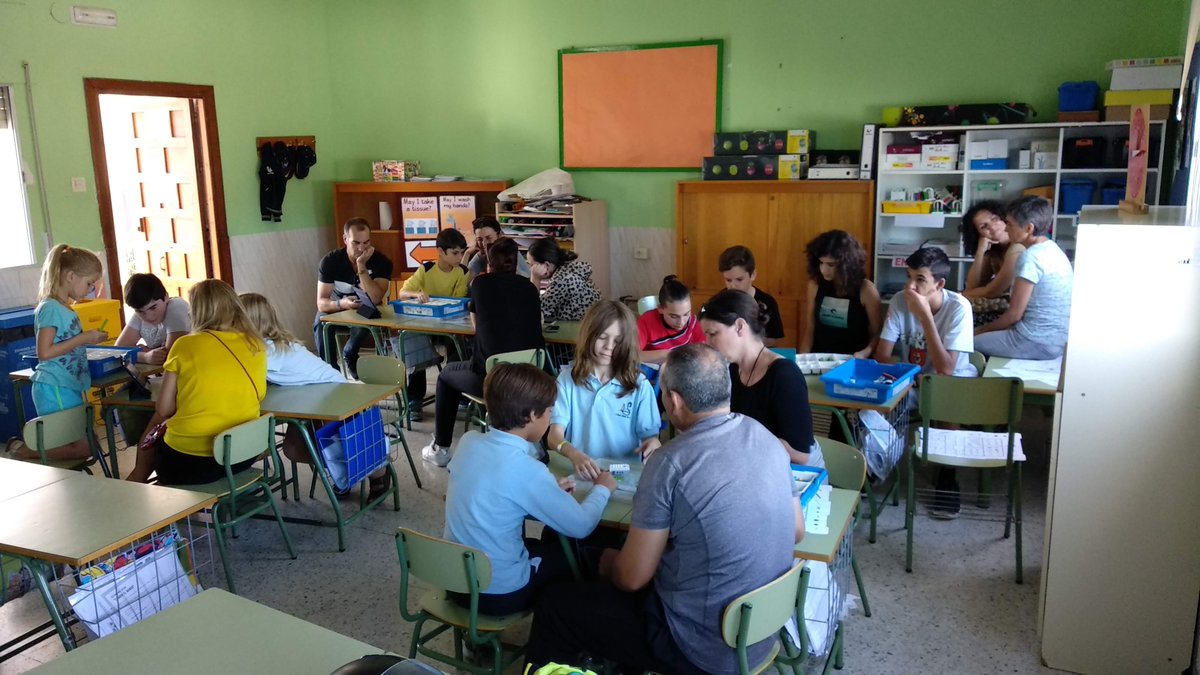 CSanJuanDeAvila's tweet image. Ayer, disfrutamos de una jornada familiar entorno a la #Robótica. Con motivo de la #CodeWeekEU ,realizamos diferentes actividades para padres y alumnos en la que pudimos divertirnos con #BeeBot @LEGO_Group y @makeymakey .