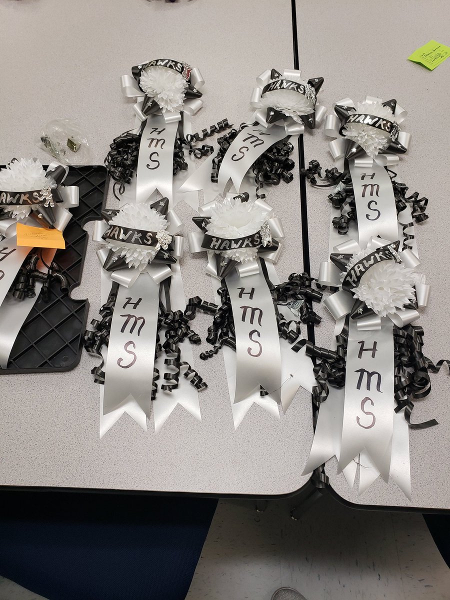 MsCastaneda6's tweet photo. Team work at it's best! #HOCO2018 #WeAreClintISD #HMShawks_CISD https://t.co/U3iMkbqT2l