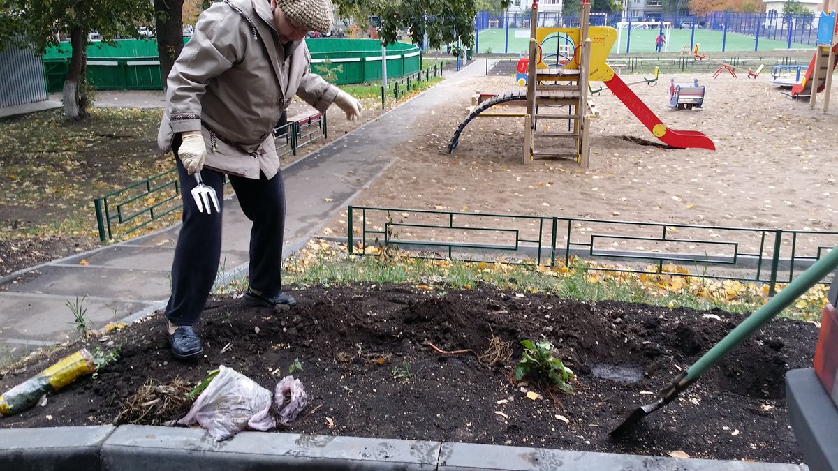 Приволжский - 9. 
Активные  жители благоустраивают территорию микрорайона.🏡🏡🏡🏠🌸🌸🌸 <a href="/promadm/">Promadm.samara</a>