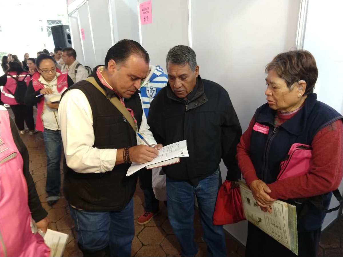 ContraloriaCDMX's tweet photo. Integrantes de la Red de #ContraloríaCiudadana supervisan la entrega de aparatos auditivos a personas beneficiarias del Programa #EscuchaCDMX de la Secretaría de @DesSocial_CDMX en la Alcaldía Benito Juárez https://t.co/9Vkd8rRT1i