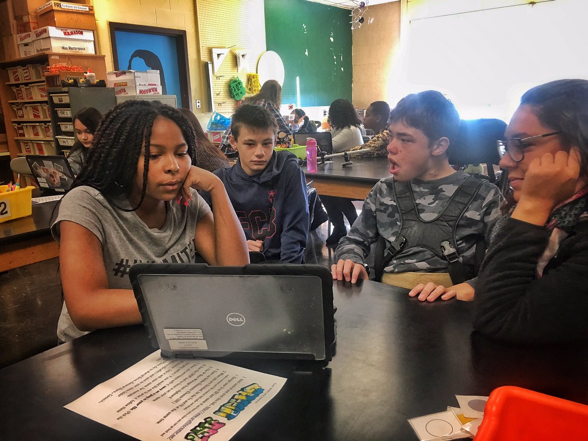 CocuzziArt's tweet image. Today Mrs. Strong’s students paired with Cook’s Class to create Digital Art Graffiti names. #gcpride