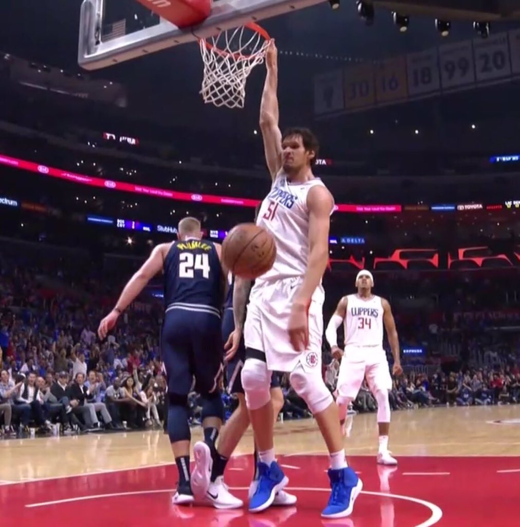 Carlos Quiñones on X: El Serbio Boban Marjanovic de 2,21 metros de estatura  (7 ft, 3 inch) juega para Los Ángeles Clippers en la #NBA y a la hora de  jugar es