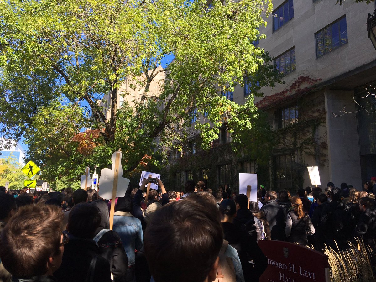 edriguez's tweet photo. nosso sindicato de estudantes de pós-graduação hoje foi pra rua pedir que a administração da universidade negocie com a gente ✊🏿✊🏾✊🏽 vem pra mesa, @UChicago! #GSUwalkout @uchicagogsu https://t.co/EwsFcbE4BL