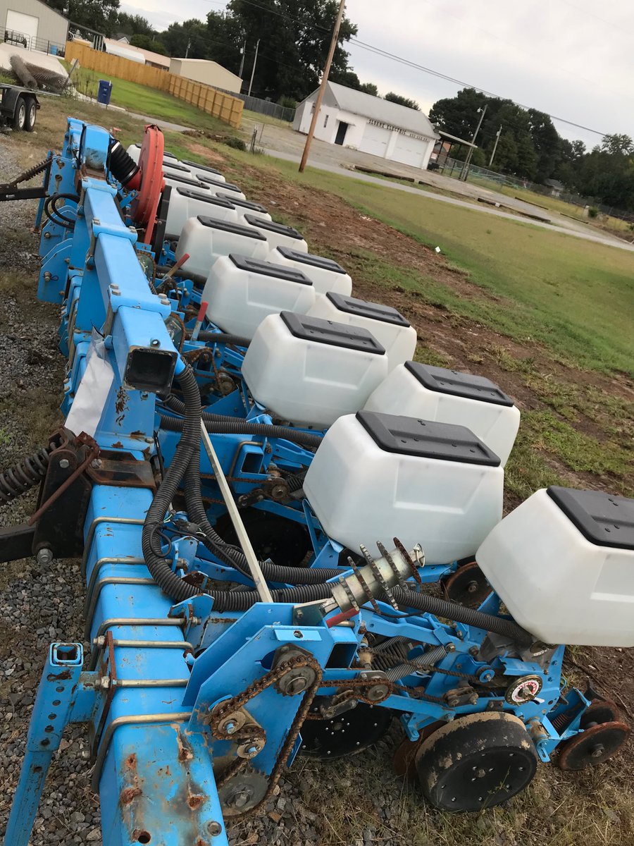PlantingInDixie's tweet image. My @PeanutFarmers ... @VantageMidsouth has a good project planter for sale. Now that @precision_plant has #vSet #vDrive and soon #DeltaForce to come, this could be a good buy.  8R Twin on 38’s. Asking $8500. Considering reasonable offers. #peanutfarmers