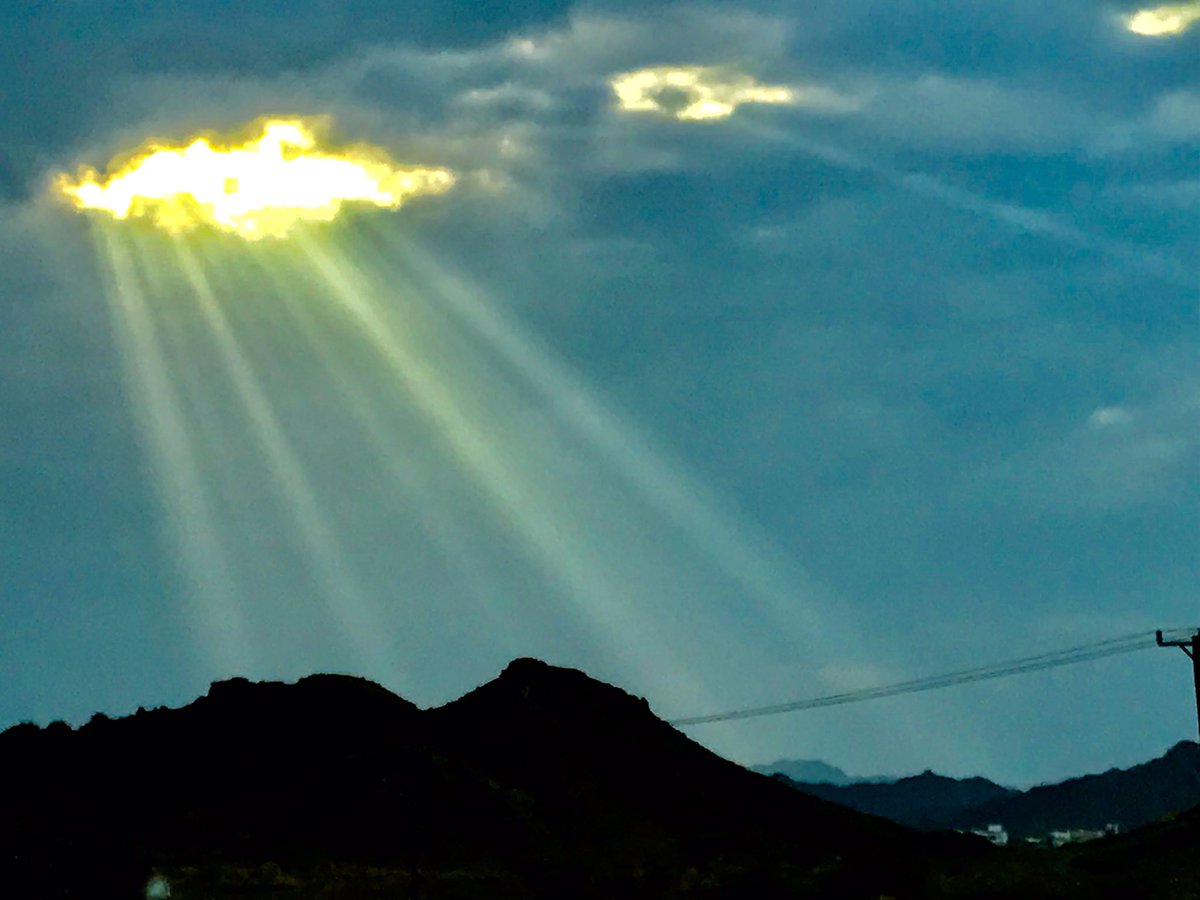 أشعة الشمس تخترق السحاب لتمنح حياتنا الضوء والدفأ فسبحان من أبدع -تصويري عصر هذا اليوم ١٩/ ١٠/ ٢٠١٨