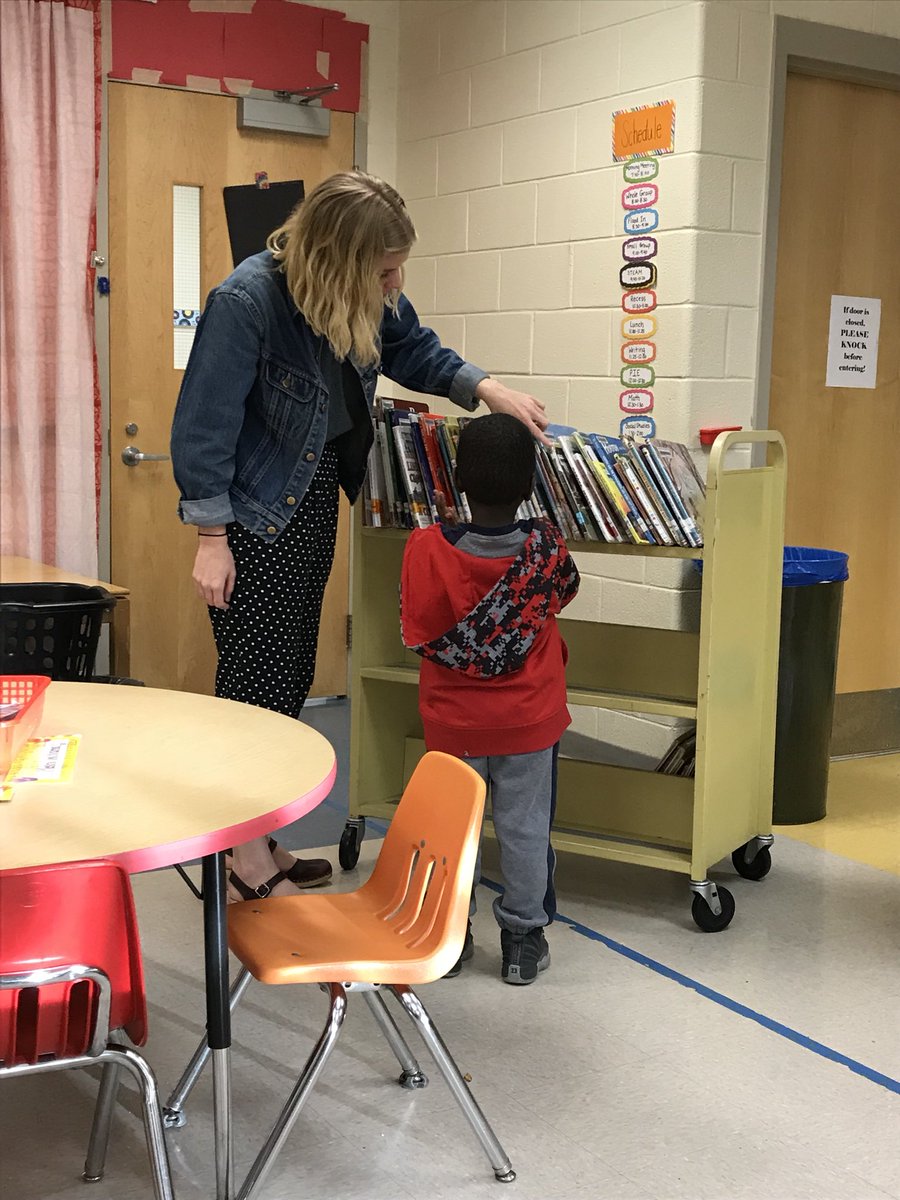 donahoelibrary's tweet image. When you can’t come to the library.... the library comes to you! Checkout can happen even outside of library doors! #LibraryExpress 😍 @DonahoeDolphins @hcpslib