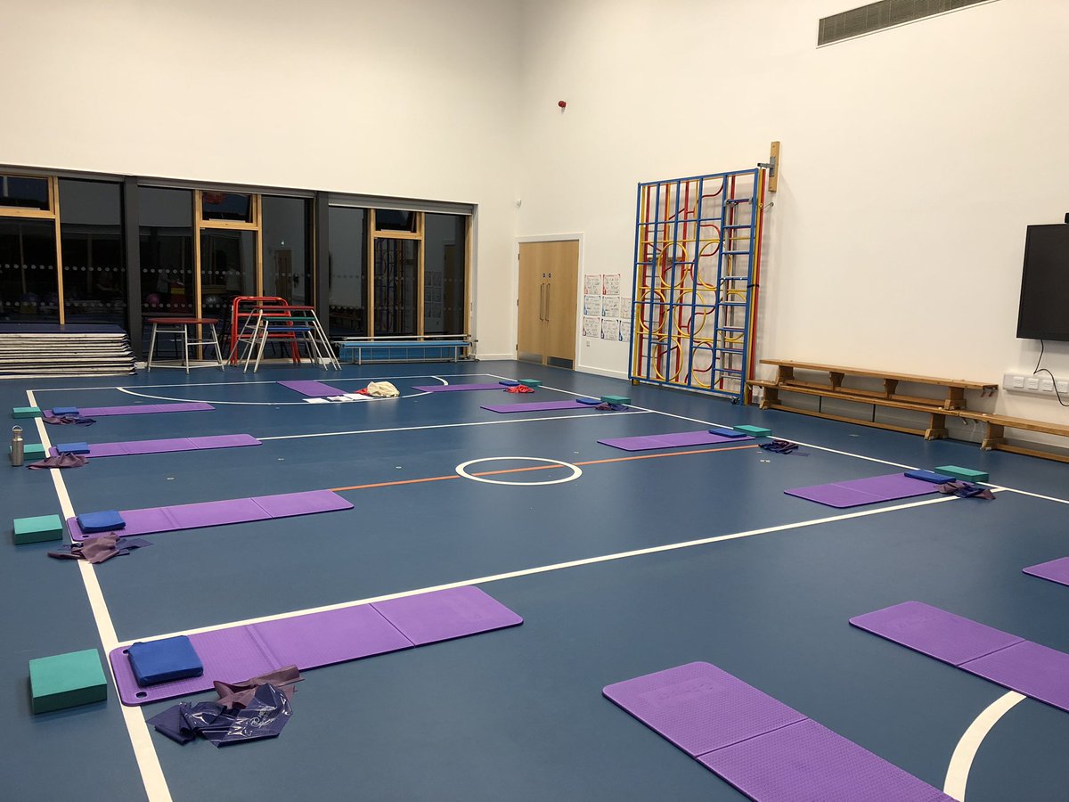 pilatesaimee's tweet image. Set up &amp;amp; ready to go at St Swithun's tonight. We're going to be using resistance bands to add some upper body work in our antenatal class, + focusing on balance in our improvers class ⚖️ 

#pilates #matworkpilates #antenatalpilates #postnatalpilates #winchester