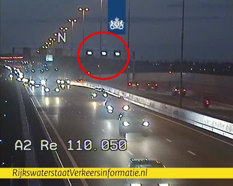 RWSverkeersinfo's tweet image. ⚠ | Wellicht is het je al opgevallen: op de #A2 vanaf knp. Empel tot net voorbij Zaltbommel geven de matrixborden tijdens de spits een maximumsnelheid van 90 km/u aan. Weten hoe dit precies zit? Check ➡ bit.ly/2NNK4xy #proef #brabant