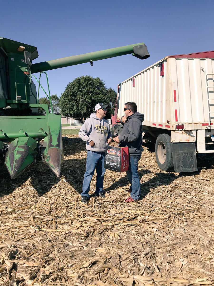 MrExcursionist's tweet photo. Quick lunch break and back to it! Thanks @Raising_Canes #Harvest2018 #MartingFarms @ErikMarting @SwaakMar21 🚜🌽 🍞🐓🤙🏽😋 https://t.co/C1bYUbznqb