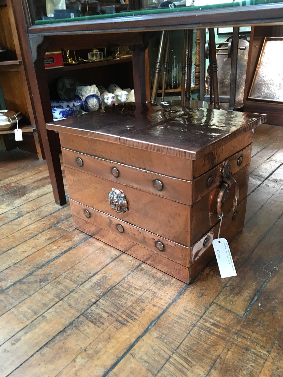 TRAACantiques's tweet image. This is a wonderful copper arts and crafts style log/coal box. You can find this on Harvey’s unit. Why not come and have a look today. #copper #artsandcrafts #logbox #coalbox #decorative #homeinsporation #home #homedecor #homestyle #homeinterior #antiques #collectables #bakewell