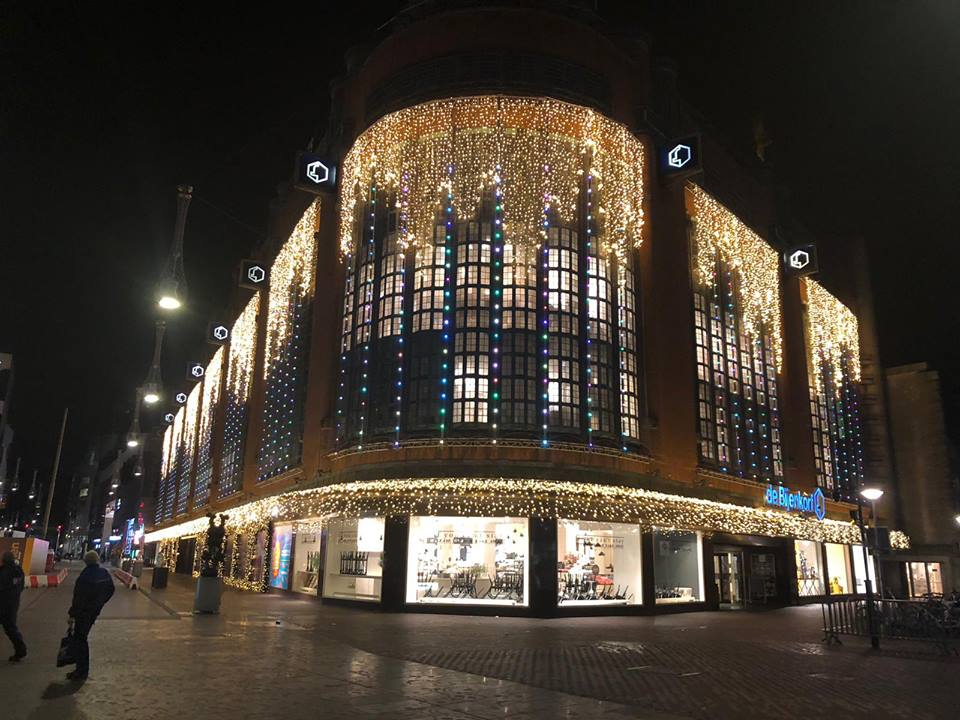 *PROJECT V/D DAG*

Afgelopen nacht hebben wij de laatste hand gelegd aan de schitterende verlichting van de Bijenkorf. Traditiegetrouw kunnen ook deze winter de shoppers genieten van onze lampjes! 💫😊