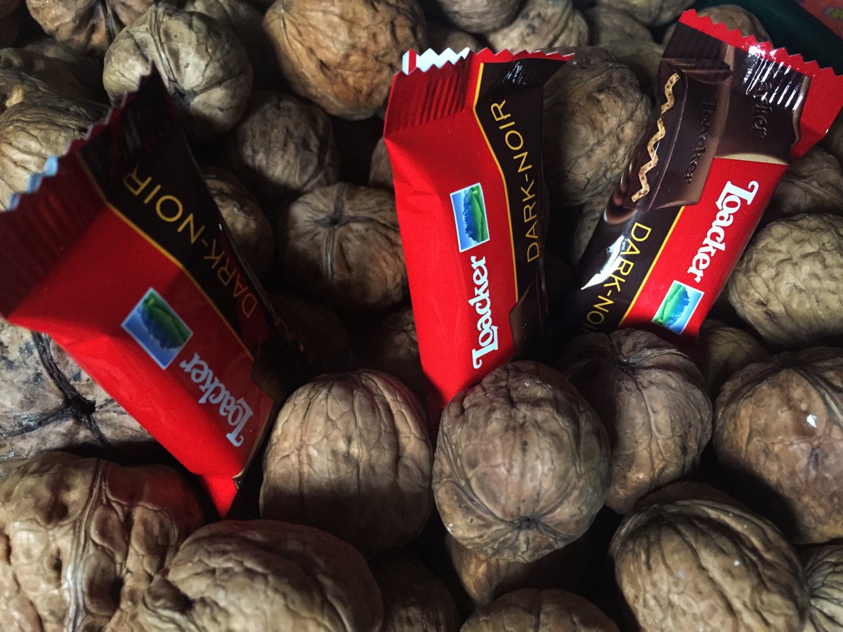 ValeMarianiArte's tweet photo. Avete mai pensato a qualche abbinamento? Io si! #Loacker dark e noci. Lo trovo un gusto molto autunnale! E i vostri abbinamenti? Fatemi sapere! #LoackerCioccolato2018 #LoackerCheBonta #2Novembre #BuongiornoATutti https://t.co/8KOvyZi1rL