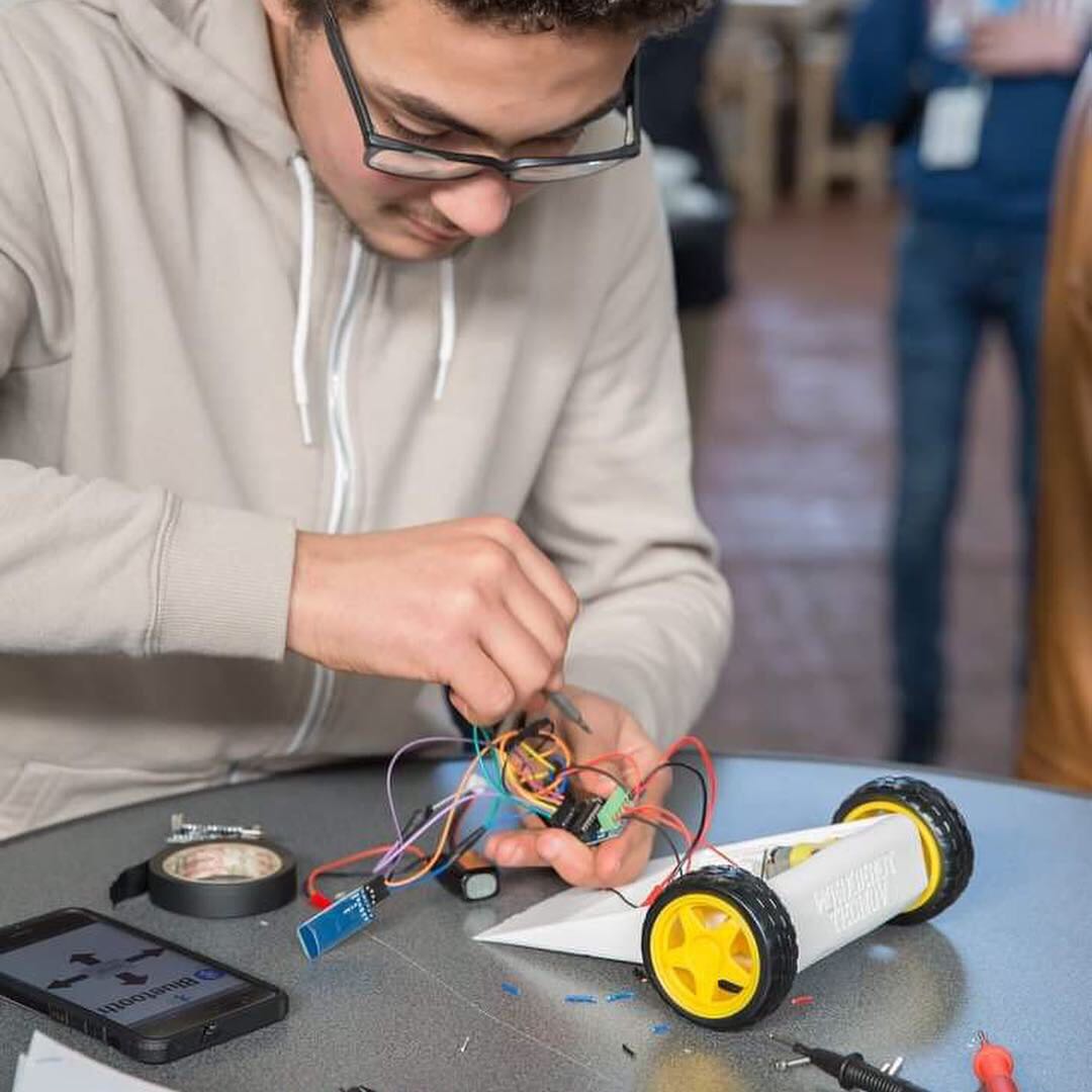 Workshopping in IoT, VR and AR for high school students at the student day of Mobility of the future 2018. We welcomed more than 800 students, receiving 40+ workshops! Are you joining us next year? 
#educationofthefuture #education #onderwijsvandetoekomst #onderwijs #technology