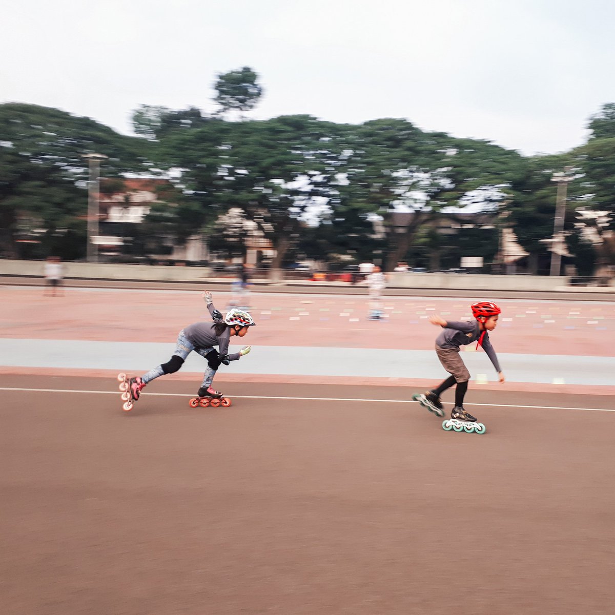 arifnurdintoA's tweet photo. Teknik fotografi yg mudah dilakukan oleh camera hp salah satunya yaitu teknik panning .
Salah satu tips nya yaitu: cari objek yg bergerak,jgn terlalu dekat dgn objek, gerakkan ponsel searah dgn pergerakan objek, bila objek udh di tengah baru deh kita foto  @samsungID #withGalaxy https://t.co/HY3DNhVWfU