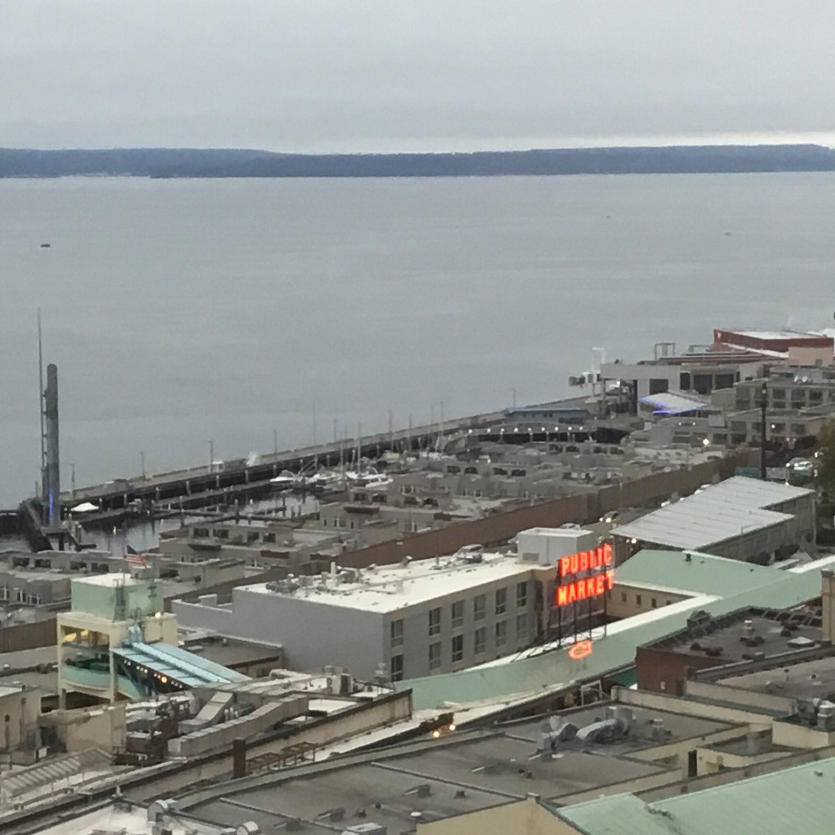 “Frame Drop”(쇼시얼 네트워크 앱) 미팅
우리 멤버가 살고있는 씨애틀 콘도 15층에서 본
씨애틀 앞바다의 모습입니다