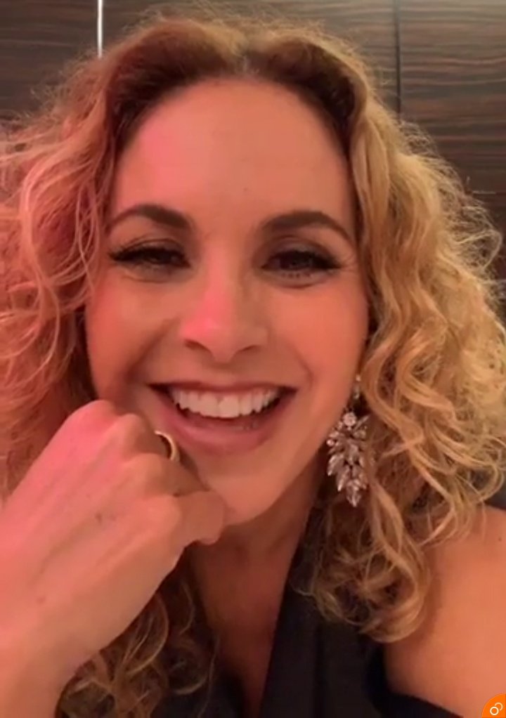 AlmendraRamire1's tweet photo. @LuceroMexico Gracias por mostrarnos un poquito de ti😍 valoramos cada FBLive, cada tiempo que nos dedicas, eres grandiosa Lucero 😍 que Dios te siga bendiciendo, que bendiga tu talento, a tu familia, los tuyos! 🙏🏼 Te amo❤ Lucero es #FanDeSusFans https://t.co/3P4ZwA9IHp
