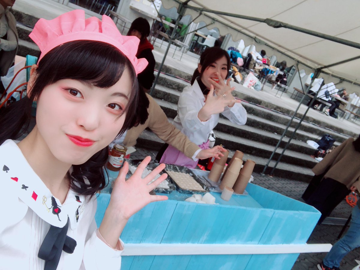 sofi809_'s tweet image. スタートしましたね #木野祭 ！
#演劇座ポラリス は、食堂前のγエリアで、焼きマシュマロのお店を開いてます！
今日は、みずみづお手製の、パステルカラーのヘッドドレス&amp;amp;エプロンをつけてます☺️💕
可愛い屋台を目印に、ぜひお越しください🙌
(画像は鏡文字だ笑)