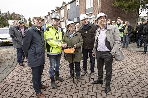 wonenlimburg's tweet photo. Feestelijke mijlpaal transformatie 43 bestaande woningen in Helden naar CO2-neutraliteit. Bewoners plaatsen samen met bestuurder Wim Hazeu en gedeputeerde Hans Teunissen de prefab gevelelementen tegen hun eigen woning @hans_teunissen @WHazeu @wonenlimburg @BAMWonen https://t.co/XLFBnycF9s