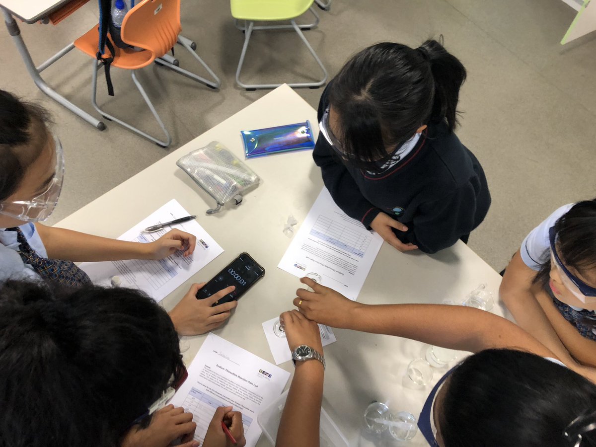 tdgrundhoefer's tweet image. G10 MYP Science students @GEMS_Singapore investigating how the  concentration of acid  affects rate of a chemical reaction.   #mypscience #ibscience