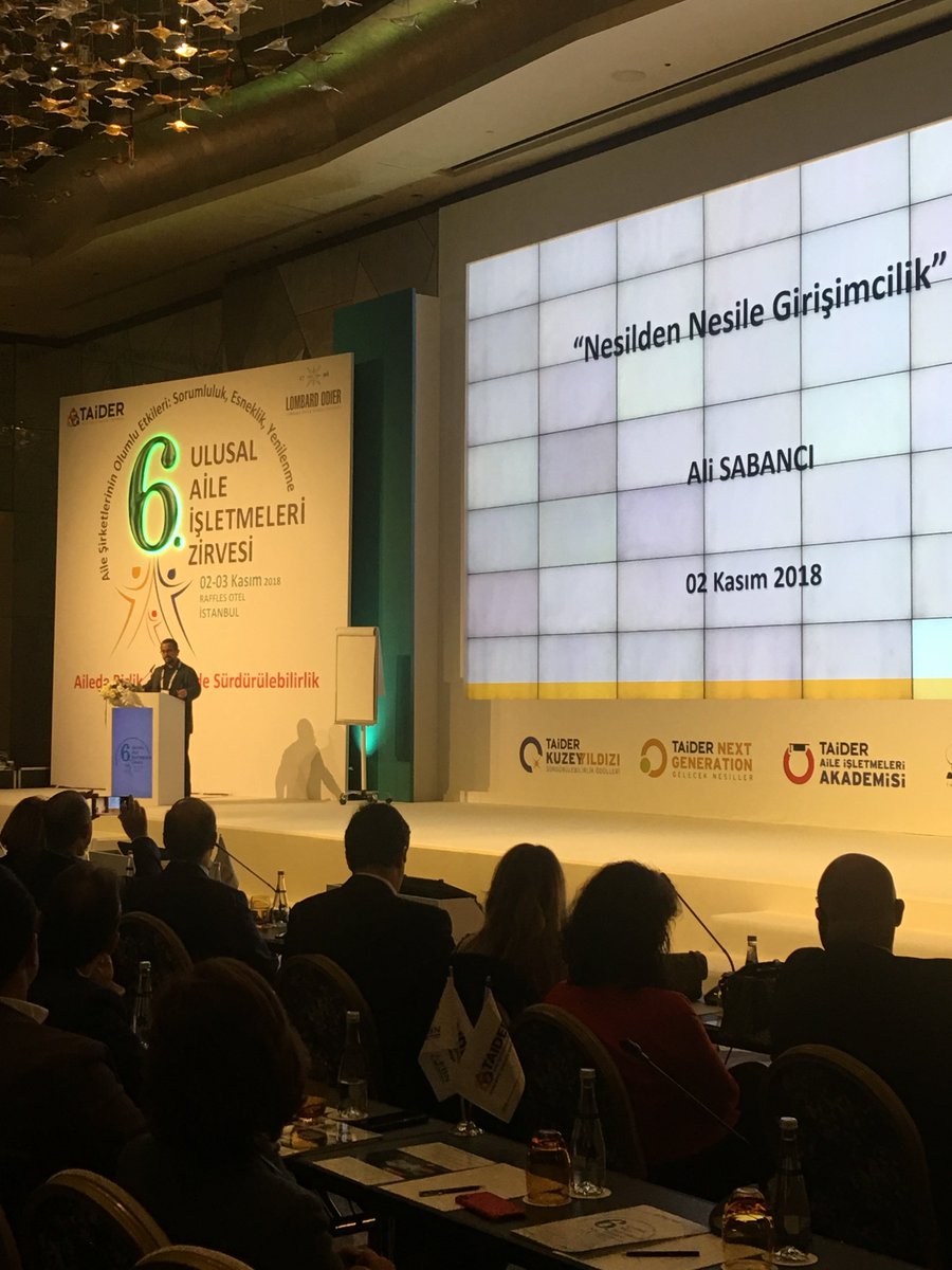 TaiderZirve's tweet photo. Açılış konuşmasını yapmak üzere Sayın Ali Sabancı sahnede. Zirvemiz Ali Sabancı’nın “Nesilden Nesile Girişimcilik” konulu açılış konuşması ile devam ediyor.
#taiderzirve #taideristeaile #taideraileisletmeleri #aileisletmeleri #ailesirketleri #aileisletmeleridernegi #alisabancı https://t.co/2hhvyP5zMi