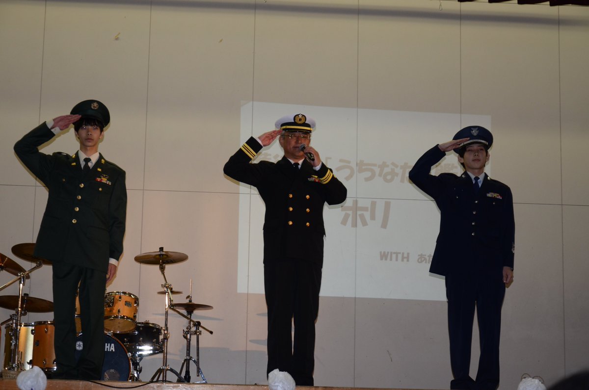 自衛隊石川地方協力本部 公式 Twitterissa 本日 内灘高校文化祭にて ファッションショー が行われ 自衛隊の制服が紹介されました 中心の 海上自衛隊の制服を着ているのは ナント校長先生 陸 空の制服を着た生徒さんもとってもかっこよかったです 明日