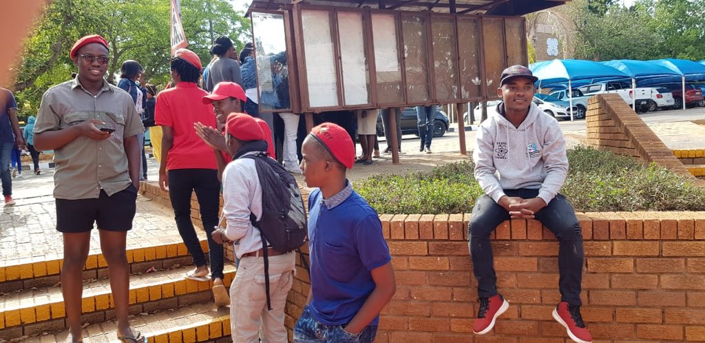 EffscUnilim's tweet photo. The comrades of Unilim serving breakfast to the students before they enter the examination hall 🔥✊🏻#2019WeVoteEFF #Asijiki #EFFSC https://t.co/PPf5jkeY1f