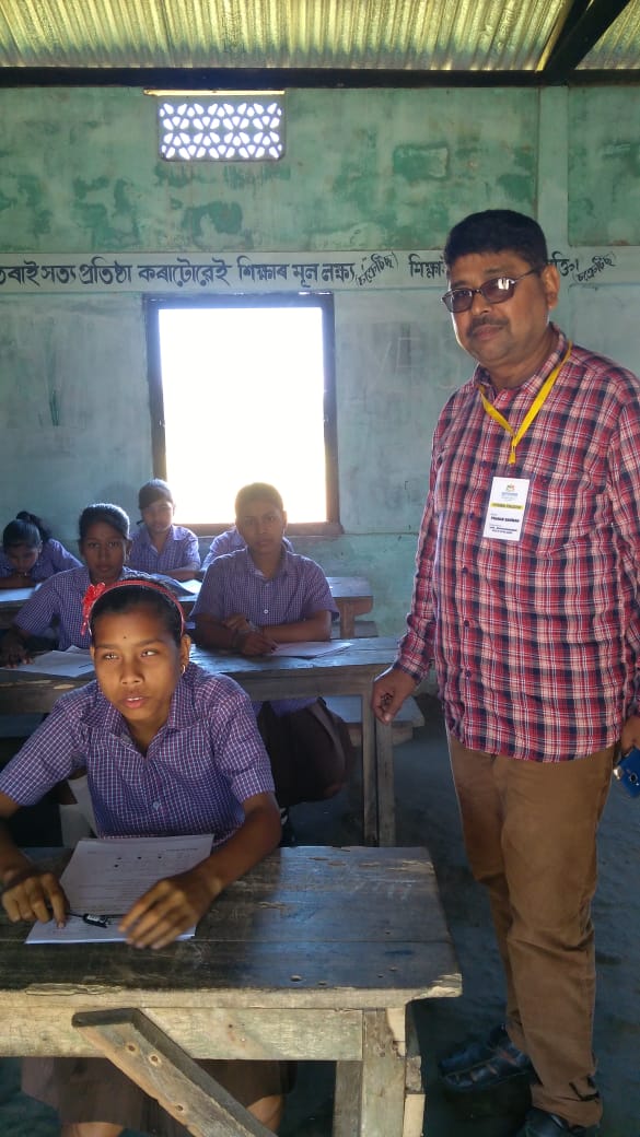 gunotsavassam's tweet photo. Contributing towards a better India. A specially abled student participating in #Gunotsav-2018 at Manomohan MES, Silkijhar Cluster, Tamulpur, #Baksa along with External Evaluator Pranab Barman. #Gunotsav2 #InclusiveEducation #QualityEducation #Assam #India @mygovassam https://t.co/utoc7PbutR
