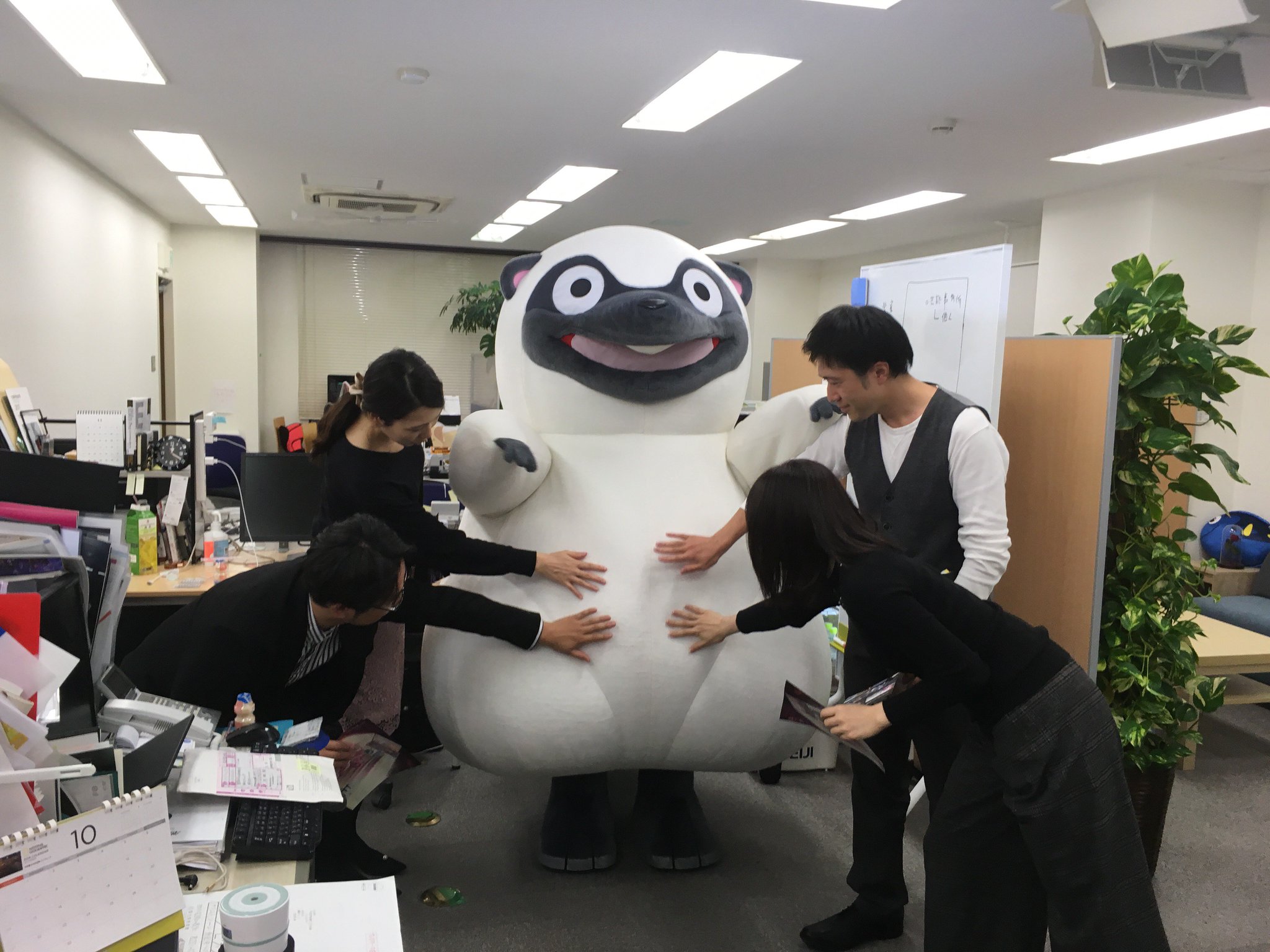 交響詩篇エウレカセブン ハイエボリューション 公式アカウント Sur Twitter ガリバー編集部訪問 今日は 日頃応援してくれている媒体さんに遊びに行きました Mantan Web編集部さんでは おなかを沢山触ってもらいました ニュータイプ