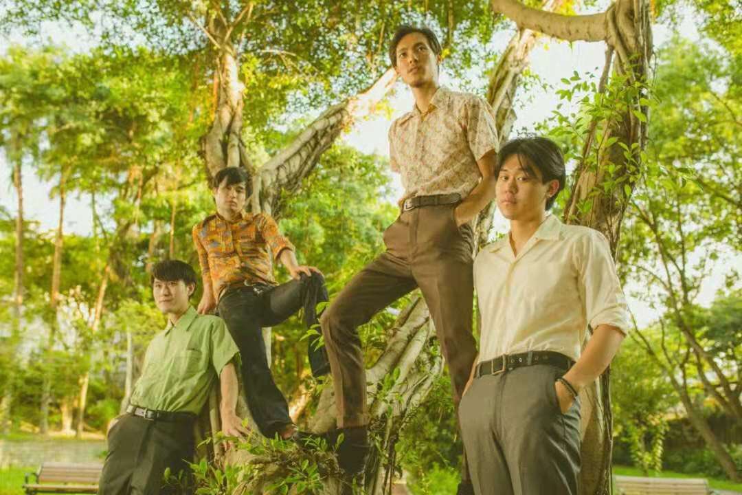 CROCODELIA, the surf rock band that plays muscular music, is described melting pot of 60s bands like The Electric Prunes, Jefferson Airplane, Despite of that classic San Francisco sound, they get influences from India, Turkey and Egypt, too. They are currently one of the youngest