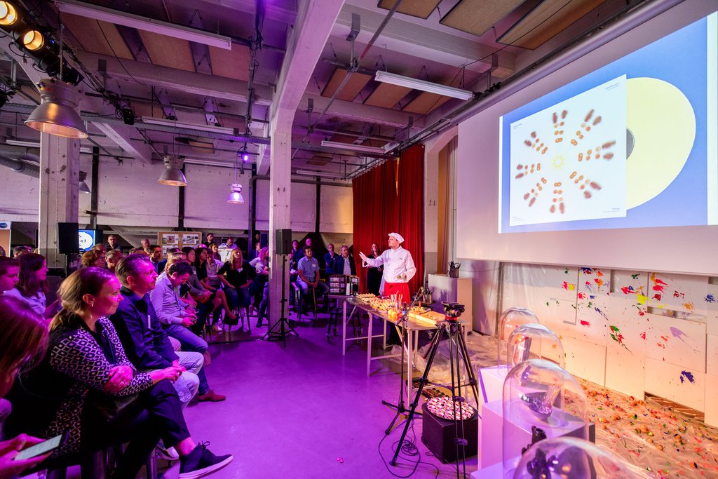 foodinspiration's tweet photo. Een ode aan de andersdenkers! Het Creative Minds stage stond hier vol in het teken van tijdens de Food Inspiration DayX 🎨
📸Credits: Maurice Vinken
#foodinspiration #creative #FIDAYX #throwback
@svenlanser @robautobahn @AnneliesHermsen https://t.co/yeURf6t8bj