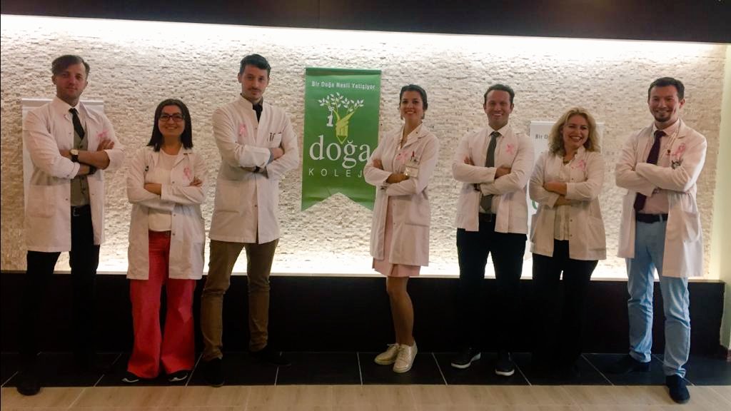 Bizler, "Doğa Ailesi" olarak meme kanserinin bilincinde olduğumuzu ve önemini vurgulamak için 'pembe kurdelelerimizle' buradayız.Unutmayalım Kanserde Erken Teşhis Hayat Kurtarır ! @DamlaGuvenDG @doga_eskisehir <a href="/RaufAkan/">Rauf Akan</a> <a href="/Doga_ikegitim/">Doğa Koleji İK Eğitim Birimi</a> #memekanseri