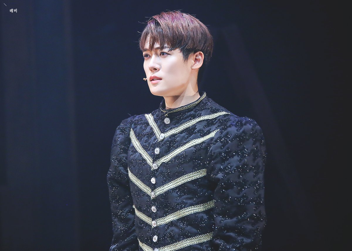 어제 동글동글한 애가 부리부리해졌다는 풍 영상편지 보고 새삼...
<- 충무 첫공날 양윌 대명 막공날 ->