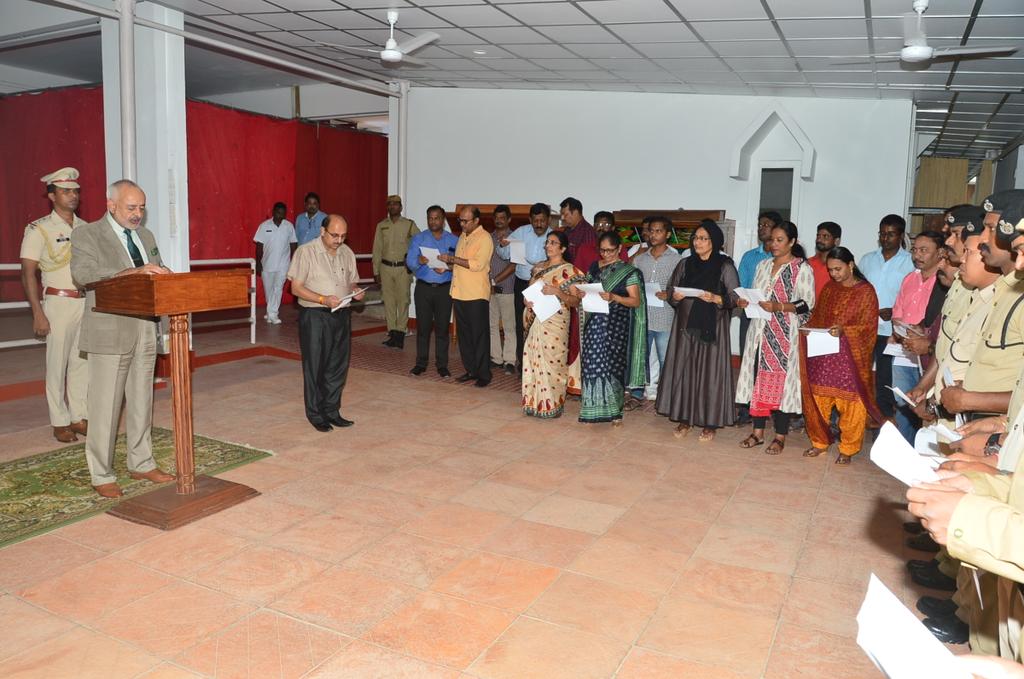 MediaRN_ANI's tweet image. @Admiral_DKJoshi administered #PledgeforUnity to employees/staff of A&amp;amp;N Administration, resolving to make our own contributions towards ensuring internal security of our nation.