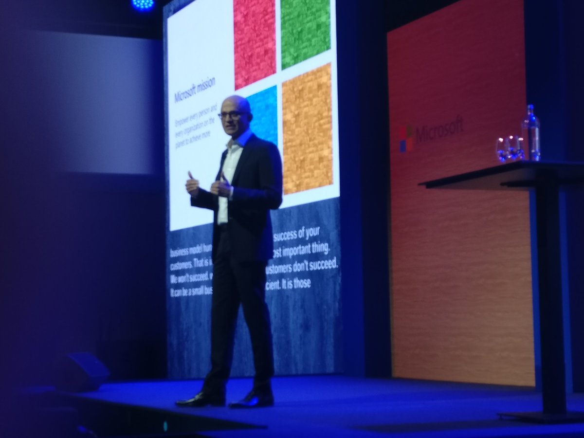 Drago978's tweet photo. @satyanadella in action #TechnologyInAction @ Amsterdam Arena @CruijffA https://t.co/WuF1wyVDmX
