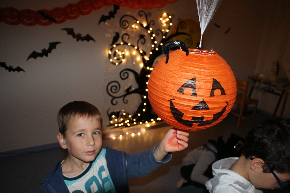 Telligo's tweet image. Fêter Halloween en #colo, les enfants ont réalisé de magnifiques décorations #DIY #HappyHalloween #Halloween2018