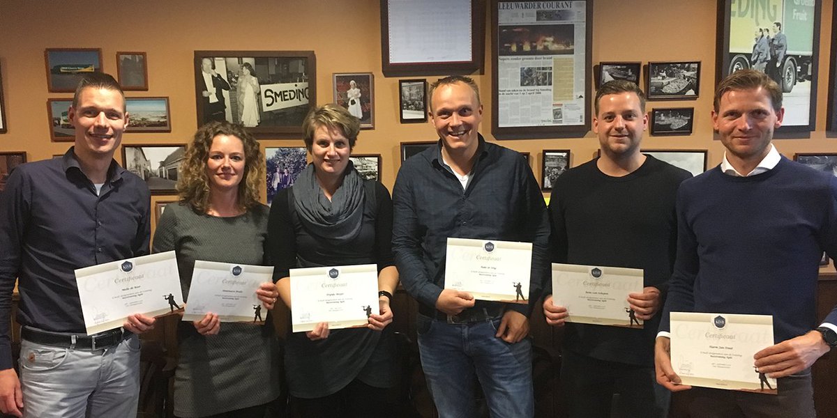 Geslaagd! Wederom hebben een aantal collega’s de Agile training succesvol afgerond en kregen hun certificaat: gefeliciteerd! Met deze multidisciplinaire manier van werken kunnen we nog flexibeler reageren op sneller veranderende situaties, waarbij de klant centraal staat.