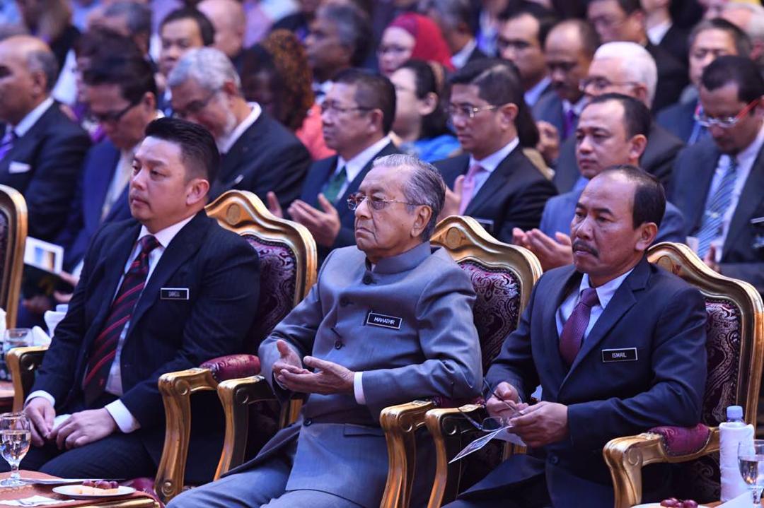 IsmailBakar60's tweet photo. Attended the launching ceremony of the National Policy on Industry 4.0. 

#Industry4WRD calls for transformation of manufacturing sector &amp; its related services to be smarter &amp; stronger along with the advancement of technology.

We civil servants need to step up our game too. https://t.co/0RG67fLVeA