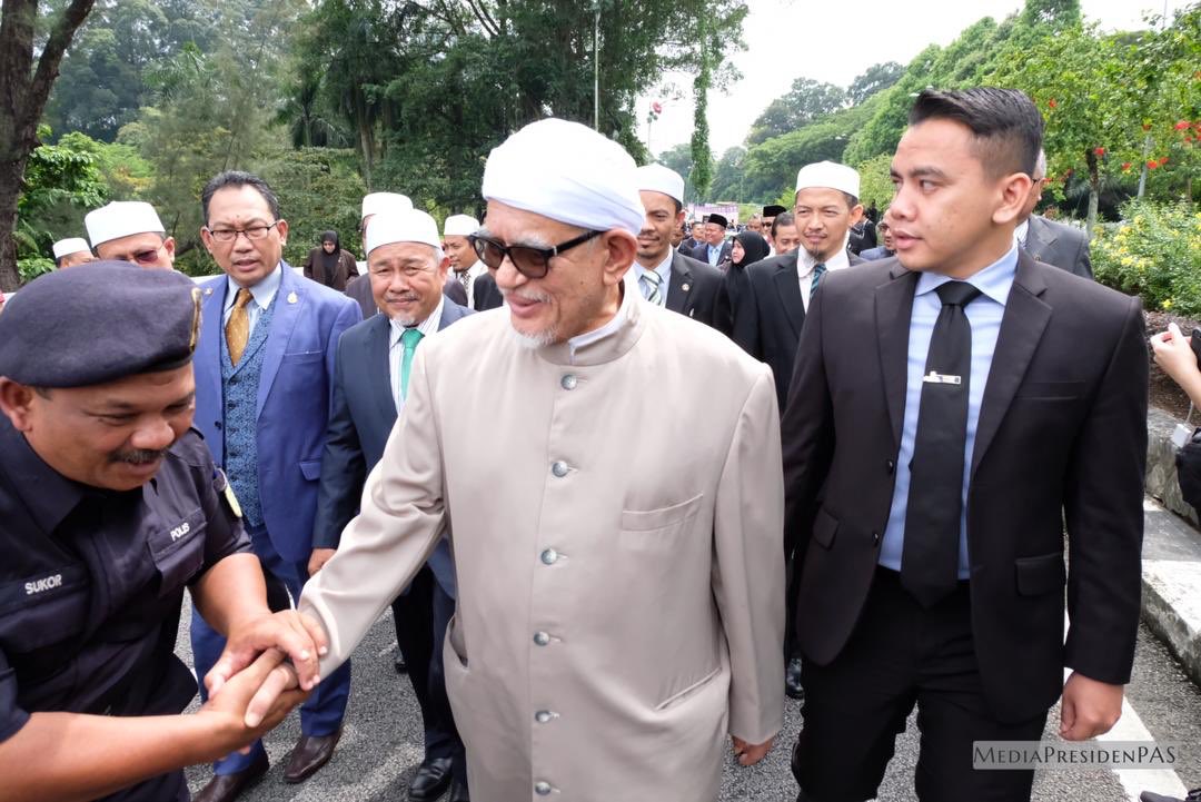 abdulhadiawang's tweet photo. Menerima memorandum bantahan ratifikasi International Convention on Elimination of All Forms of Racial Discrimination (ICERD) daripada NGO Gerakan Pembela Ummah (UMMAH) di Parlimen hari ini.

Bantahan dibuat kerana ICERD dilihat bercanggah dengan semangat Perlembagaan Persekutuan https://t.co/ThsHzMbIiK