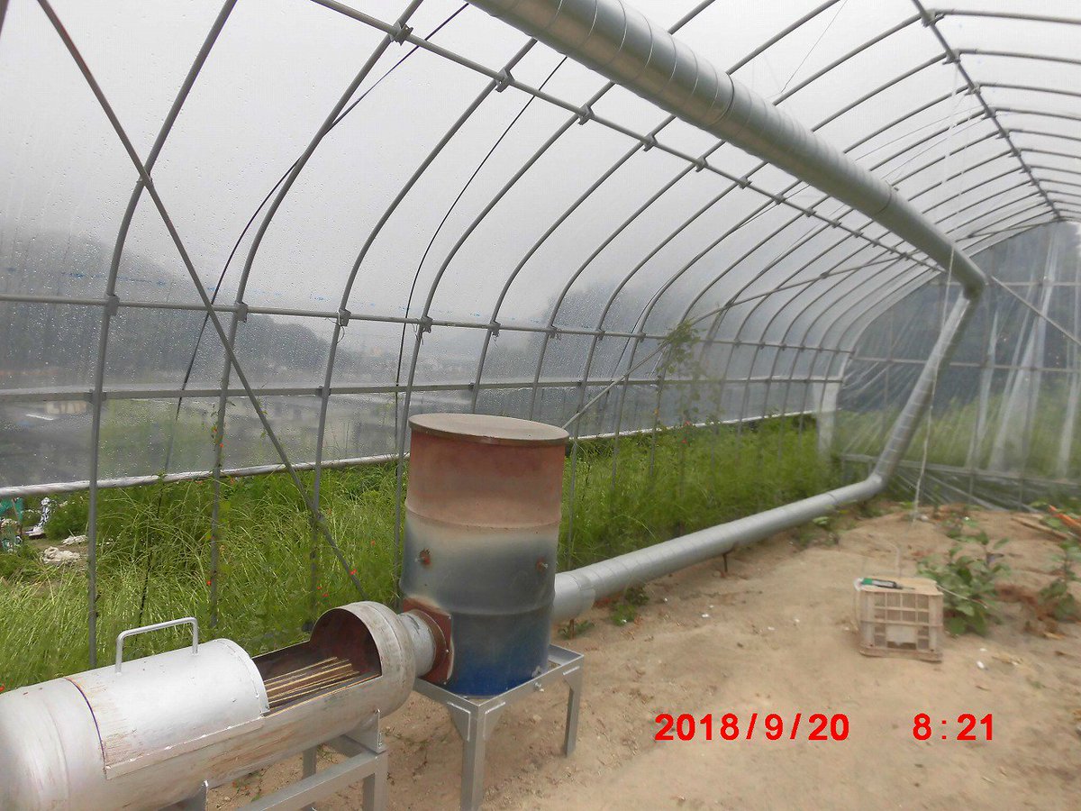 瀬戸内海小島の住人 温室暖房用ロケットストーブ 完成 Lpgボトル利用 小さな温室であれば夕刻点火し朝まで加温効果あり 試作品テストでは朝の室内温度は外気温プラス５ 燃料はモミガライト30kg