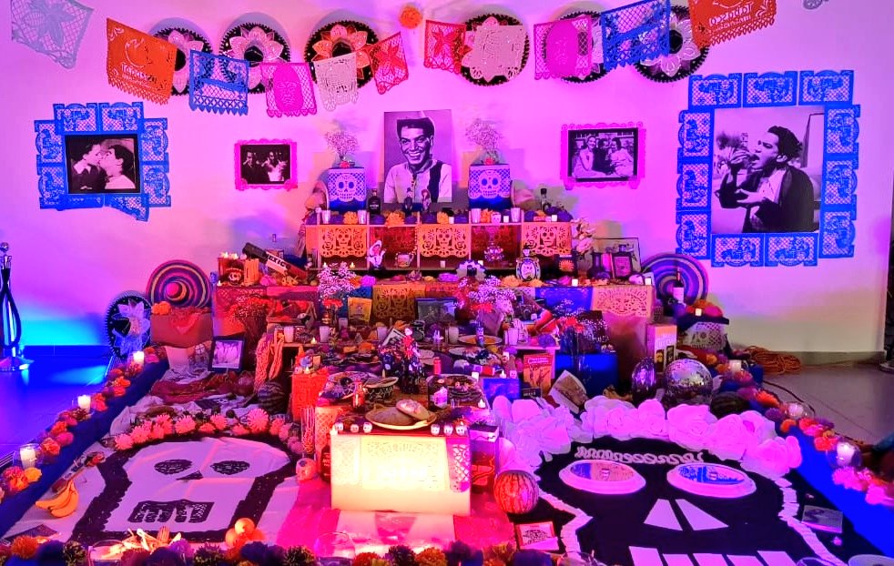 RedMXPanama's tweet photo. Suma de visión y pasión crea experiencia única en #Panamá: #AltarDeMuertos dedicado a @MundoCantinflas a 25 años de su partida al #Mictlán. 

@RedMXPanama felicita a @EmbaMexPan por tan valiosa muestra de #Cultura y #TalentoMX

Visítalo en @Sohomallpty. https://t.co/VXRE9NpVO2