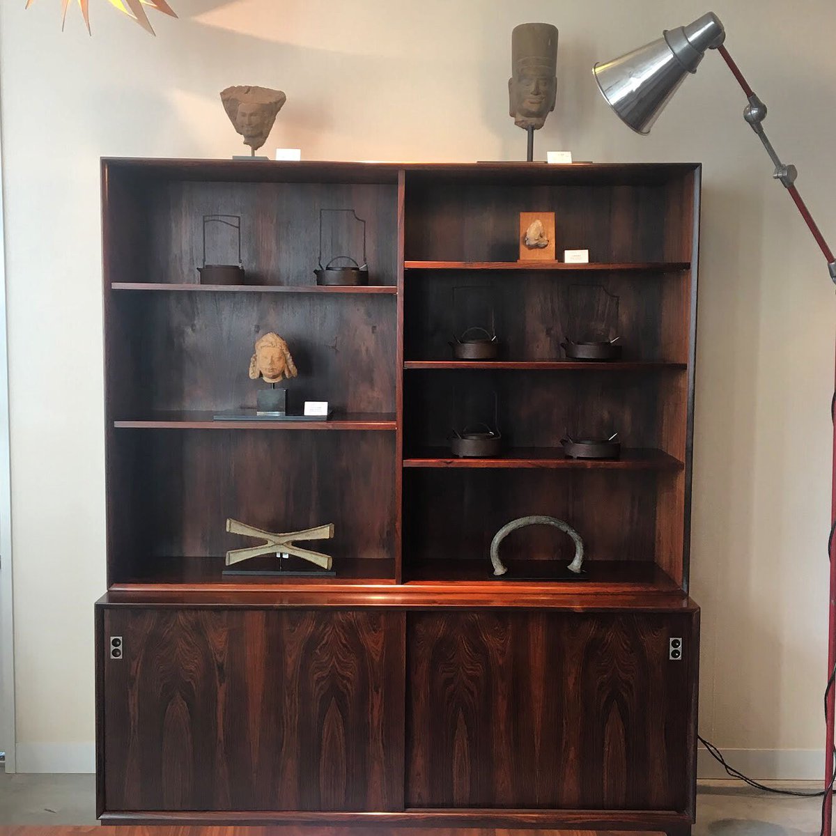 sunmotoyama's tweet photo. 新入荷のヴィンテージのブックシェルフは1960代に制作されたものです。希少性の高いブラジリアンローズウッドの美しい木目にうっとりします。
デザイナー名:アルネ・ヴォッダー
サイズ:W150×D47×H173cm
#bookshelf #ArneVodder #sunmotoyama #ginza #tokyo #サンモトヤマ #銀座 https://t.co/EjmUXLpeM7