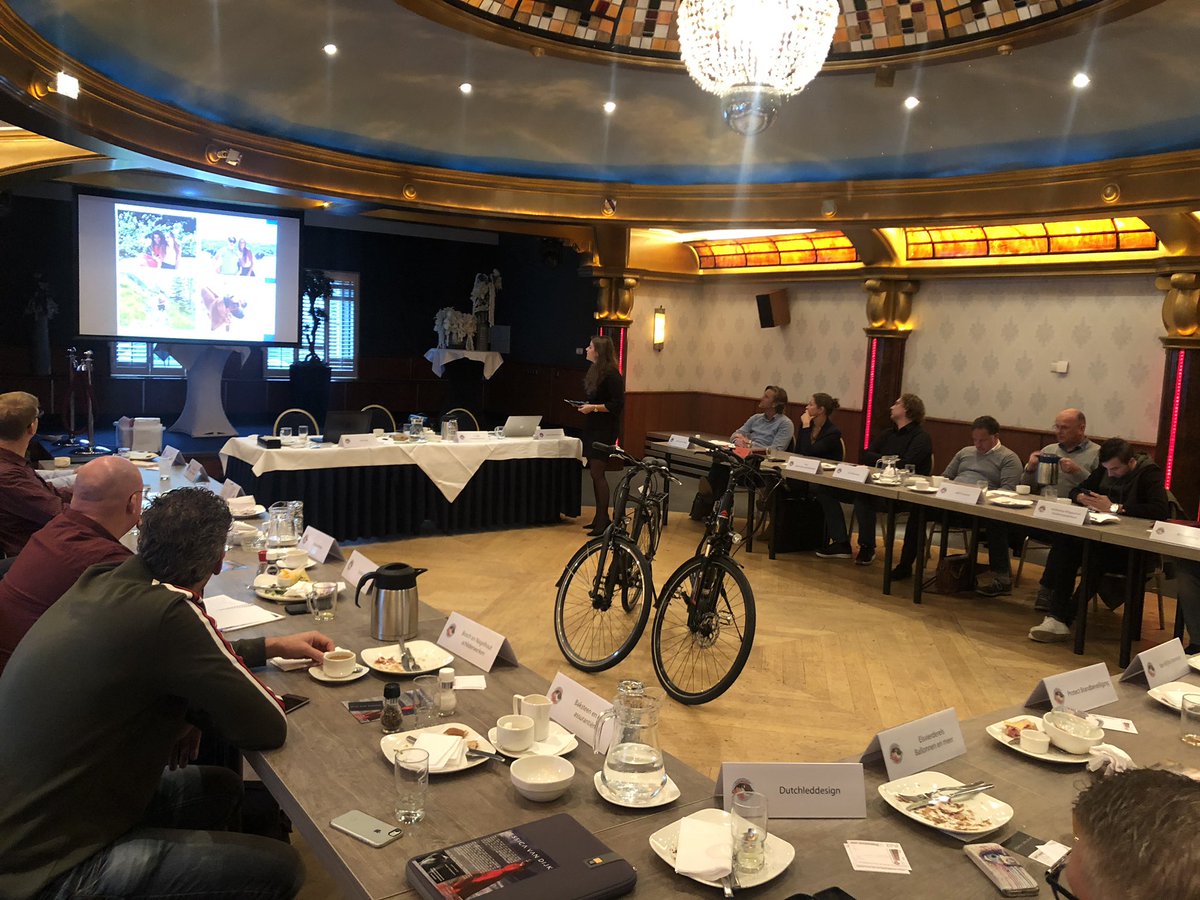 BNIElburg's tweet photo. Vanochtend zijn we weer met een groep enthousiaste ondernemers van start gegaan met ons wekelijkse ontbijt. Met 10 minuten presentatie van Carola van Van Deutekom administratie en advies. En 2 fietsen in de zaal, passend bij de pitch van ons nieuwste lid Klompmaker Fietsen. https://t.co/7ERYZtzpbR