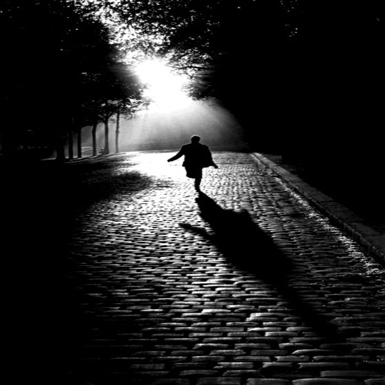 Oscuridadluz's tweet photo. Lindo proverbio.!!
"El hombre no puede saltar fuera de su sombra"

No se puede escapar de uno mism@. La luz tarde o temprano, siempre nos reflejará, haciendo visible lo invisible.!! https://t.co/AYINkx8ZxO
