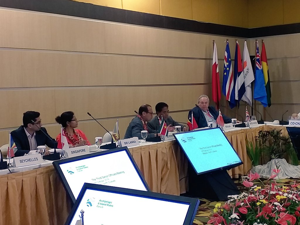 KemenkoInfra's tweet photo. Delegates from Malta, Papua New Guinea and Malta offer their suggestions one of which to include stronger colaboration in the form of capacity building to apply blue economy in Manado Declaration draft, Wednesday (31/10).

#3rdSOMAIS
#OceanforLife https://t.co/6Y8xO5nm0J