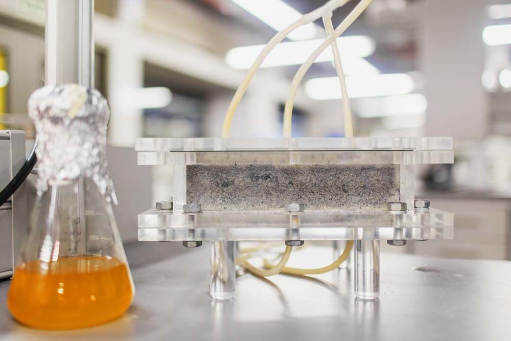 arquitect_viva's tweet photo. Estudiantes de la Escuela de Ingeniería Civil de Ciudad del Cabo UCT crean el primer bio-ladrillo a partir de la orina humana.
"La dureza del bio-ladrillo dependerá de las necesidades del cliente"
World-first: Bio-bricks from urine
https://t.co/8isJSJKwKP
#Biobricks https://t.co/kMDsb1HvWU