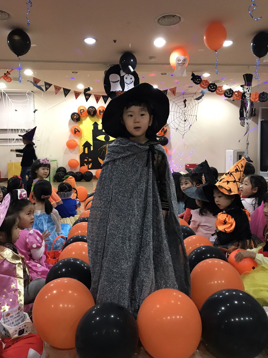 <2018.10.30할로윈파티> 모델이  되어 런웨이를  걸으면서  나를  뽐내봐요~💕춤도  추고  자신있게  걷는  멋진 우리  서현  꿈동이들~😘💕💕