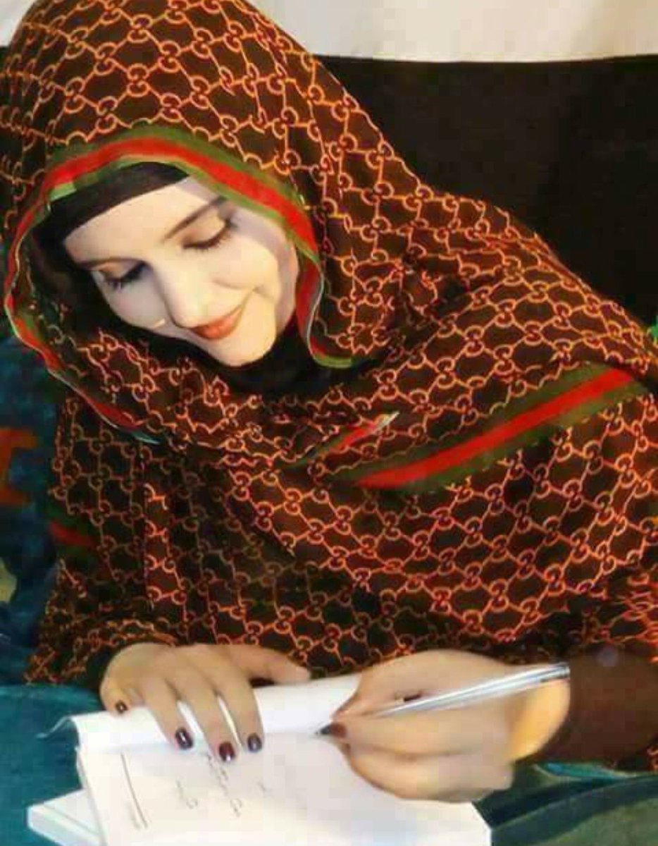 لا تفتح كتابي وتقره باوراقه
انصحك لو قريته تحفظ السر
صحيح اوراقه حلوه مرتبه هواي
وبيها اشياء حلوه من زمن مر
بس اقره بصمت واحفظ التقراه
وتلگه اشياء مو عالبال تخطر
قصص اشكال موجوده وحكايات
بيها التحزنك والثانيه تسر
#جنون_السلطان 
#الزهور_للدعم 
#دفئ_الخواطر
#بيت_القيثارة