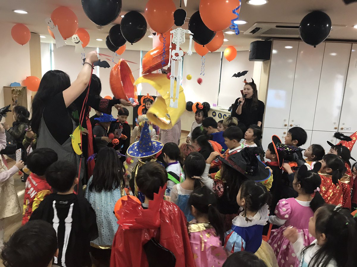 <2018.10.30할로윈파티>할로윈  관련  애니메이션을 보고~ 애니메이션에  나온  주인공  호박로봇이  실제로 나와서  깜짝  놀랐어요~ 로봇과  함께  가위바위보  게임도  하고~ 호박터트리기도  하면서  즐겁게  행사를  했답니다~❤️