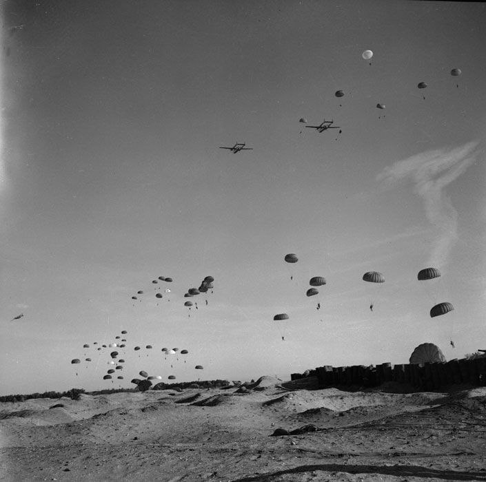 الإثنين 5نوفمر1956 يوم لن تنساه بورسعيد والتاريخ ... بدأ الغزو الجوي ( قوات المظلات) الإنجلو - فرنسية   قاموا منذ الصباح الساعة السابعة والربع Dq0mSFFWwAAIx3I