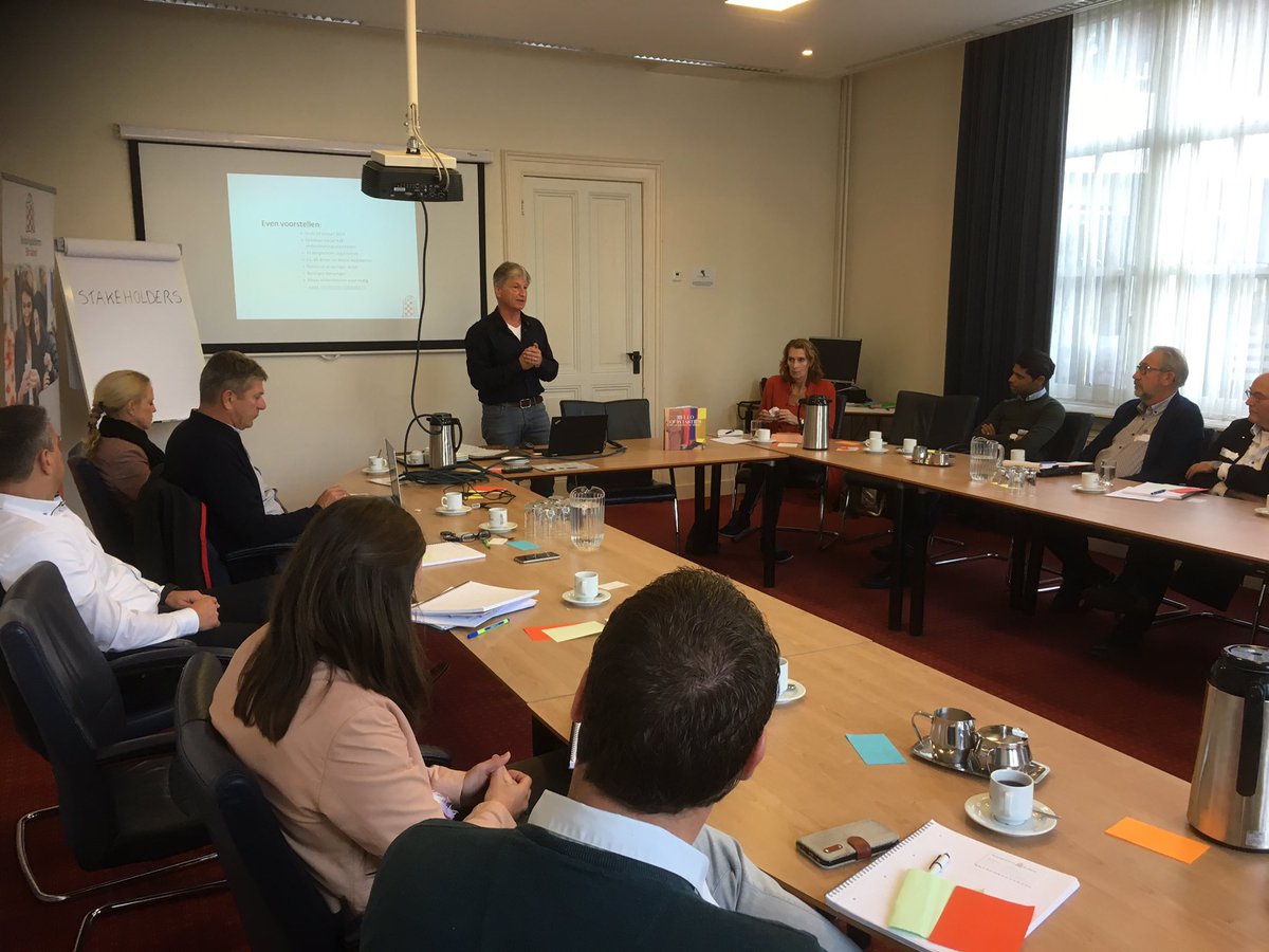 Start 2e bijeenkomst Leergang Retail <a href="/MRE_netwerk/">Metropoolregio Eindhoven</a>, vandaag in <a href="/GemDeurne/">Gemeente Deurne</a> . Samen brainstormen over stakeholders, centrummanagement. 1e spreker <a href="/wimaussems/">wimaussems</a> #retailplatform. Kennisdelen met collega-ambtenaren regio #De Peel, onder begeleiding van <a href="/Fontys/">Fontys</a> en <a href="/ProvincieNB/">Noord-Brabant</a>